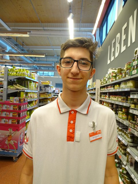 Nico Wagenhofer (16, Lehrling aus Fürstenfeld):
"Für mich muss es nicht weit weg sein. Zuhause habe ich alles was ich brauch, und kann mit meinen Freunden tun und lassen was ich will!" | Foto: Melanie Stefan