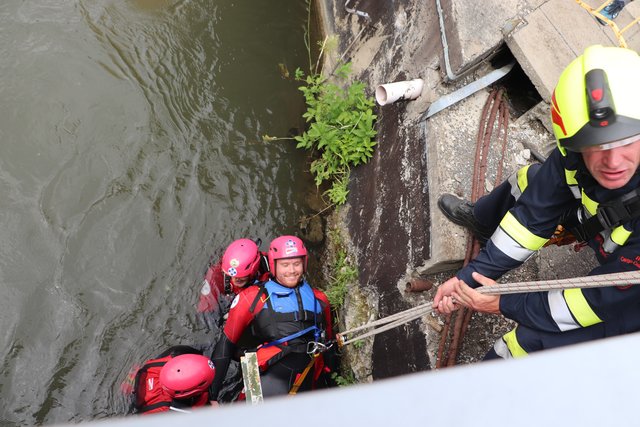4 m ist der Niveauunterschied vom Mühlgang zur Brüstung. die Feuerwehr holte den Geretteten sicher an Land. | Foto: Edith Ertl