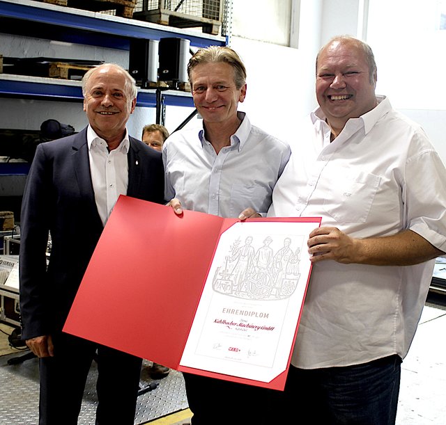 Klaus Lackner (Obmann der WK Kitzbühel), Horst und Christian Kahlbacher bei der Übergabe des Ehrendiploms der Tiroler Wirtschaftskammer für 70 Jahre unternehmerische Tätigkeit.