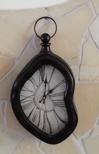 Der Stein ähm NEIN, die Uhr des Anstoßes!!!  | Foto: Werner Achs 