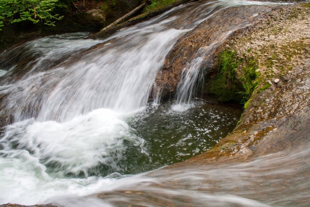 Ein Klick in das Foto öffnet die Galerie im Vollbildmodus.
Bild 36: Direkt oberhalb der Wasserfälle sind mehrere Strudellöcher zu sehen, oder wie hier Auskolkungen. | Foto: © by Ing. Günter Kramarcsik