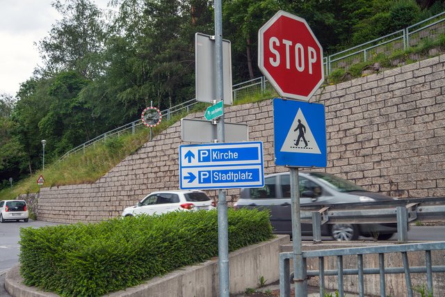 Bitte für Vollbildmodus in das Bild hinein klicken.
B 01: Hier sieht man das um 180° gedrehte Hinweisschild. Ortsunkundige werden vom Stadtplatz kommend über das „Neue Straßl“ auf die Öd zum Stadtplatz gelotst und gerade ausfahrend werden sie zur Kirche in Richtung Bahnhof geleitet. Das Schild wäre um 180 ° gedreht jedoch für den Verkehr von der Bahnübersetzung kommend der richtige Hinweis. Siehe dazu das 2. Bild.