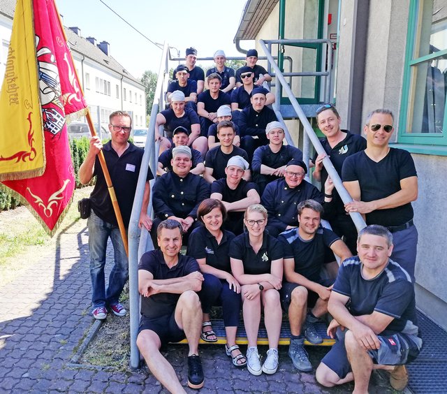 Die Wettbewerbsteilnehmer aus OÖ und Salzburg mit dem Prüferteam.