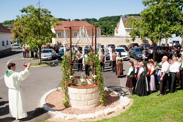 Kaplan Marius Martinas hat den Brunnen gesegnet.  | Foto: Marktgemeinde Gnas