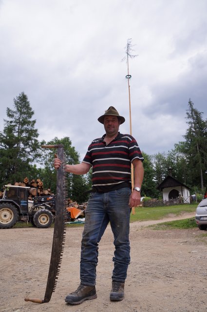 Beim Schäffer-Huber fällt bald der Maibaum, die Säge ist schon einsatzbereit.