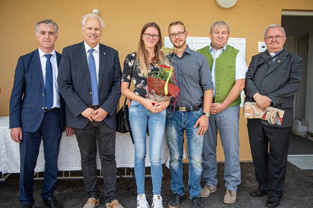 v.l.n.r.: Markus Rosinger (GF OÖ Wohnbau) und Walter Ratt mit einem Bewohner-Paar, Bürgermeister Günter Hasiweder und Pfarrer Severin Lakomy bei der Schlüsselübergabe.