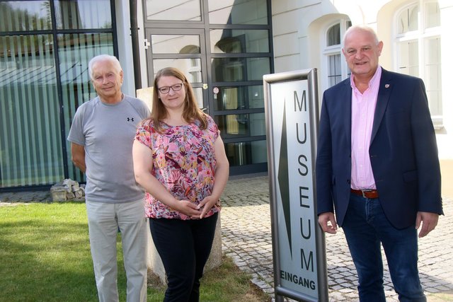 Nach der offiziellen Vorstellung: Alt-Bürgermeister Richard Findl, Isabella Schacherbauer und Bürgermeister Klaus Schmid.