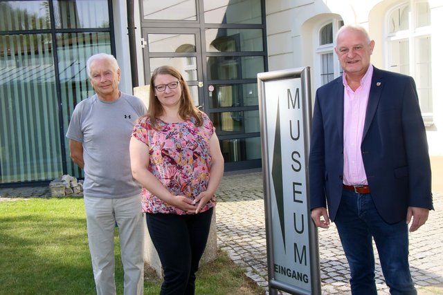 Nach der offiziellen Vorstellung: Alt-Bürgermeister Richard Findl, Isabella Schacherbauer und Bürgermeister Klaus Schmid. | Foto: Walter Geiring