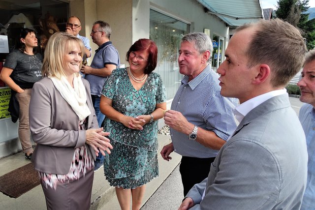 Anita Piribauer, Irmgard und Fritz Szalay und Kevin Piribauer (v.l.) freuen sich über die gelungene Geschäftsübergabe.
