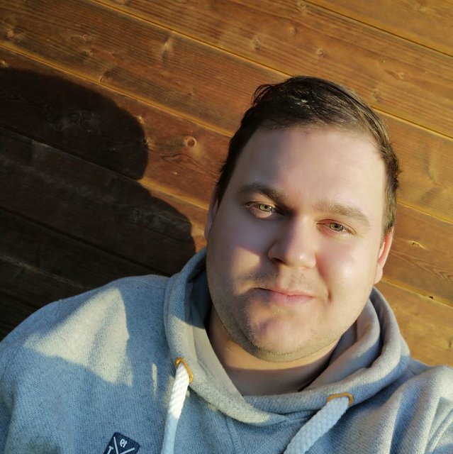 Marcel Schnalzer (20, Barbesitzer aus Nestelbach):
"Der perfekte Urlaubsort ist für mich gar nicht weit entfernt: am Großsteinbacher Badesee fehlt es mir an nichts!" | Foto: Marcel Schnalzer
