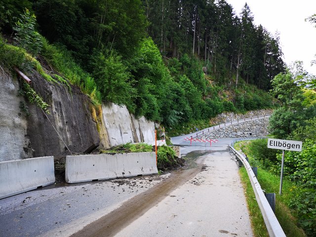 Ab 11 Uhr ist die Ellbögner Straße wieder einspurig passierbar. | Foto: zeitungsfoto.at