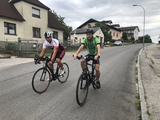 Markus Koller und Klaus Winkelbauer radeln schon und sammeln fleißig Bewegungsminuten für Pfaffenschlag.