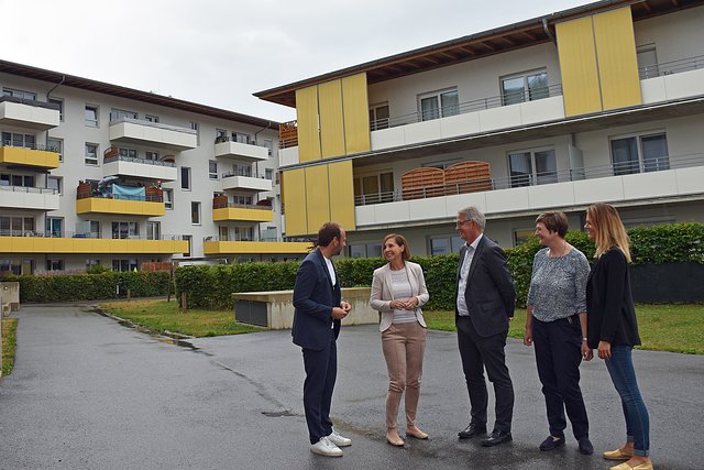 v.li.: Lebenshilfe-Regionalleiter Lorenz Kerer, Soziallandesrätin Gabriele Fischer, Lebenshilfe-GF Georg Willeit, Eva Fleischer (Professorin am Department für Soziale Arbeit am MCI) und Angela Kerschbaumer, Leiterin des Lebenshilfe-Wohnprojekts Hall im Innenhof der Wohnanlage in der Unteren Lend, in der sich die vier selbstbestimmten Wohngemeinschaften der Lebenshilfe befinden.