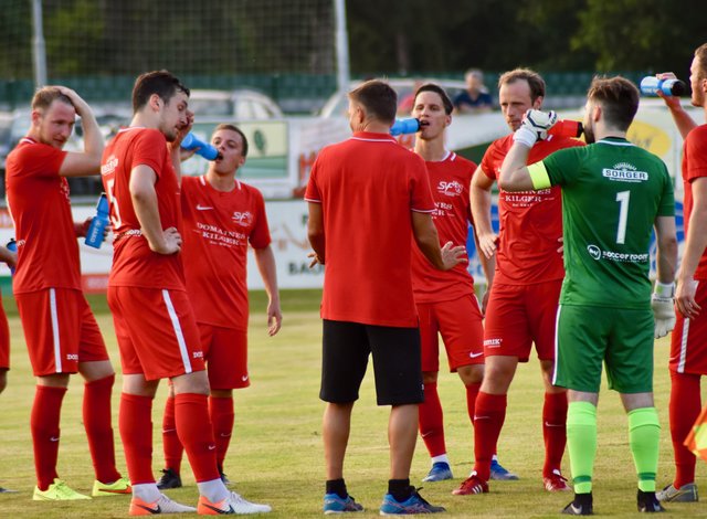 SVF-Trainer Ewald Klampfer (Mitte) hat gleich neun neue Spieler um sich. | Foto: Michl
