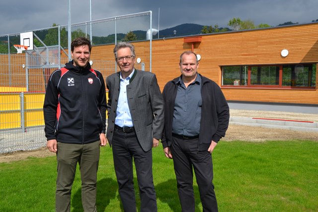 Bgm. Johann Nestler, Organisator Christoph Krasser und FC Ligist-Obmann Bernd Schröttner vor der neuen Ligister Sportanlage. 