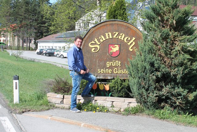 Bürgermeister Hanspeter Außerhofer freut sich über die aktuellen Zahlen. | Foto: Gem. Stanzach