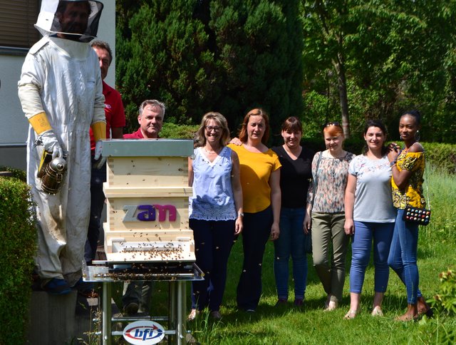Sind stolz auf ihren Bienenstock: Imker Michael Sommer, Heinz Eisler (BFI), Ingeborg Krainer und Petra Rainer (ZAM) mit Teilnehmerinnen der Ausbildung "Technikerin 4.0" (v.l.) | Foto: KK