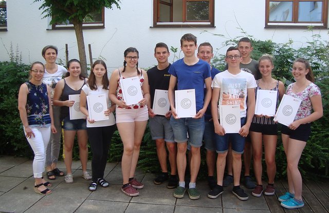 Die neuen zertifizierten EDV-Profis der Fachschule Warth, v.l.: Fachlehrerin Eva-Maria Sobl, Fachlehrerin Martina Piribauer, Anja Holzer, Melissa Indra, Elena Schwarz, Stefan Ernst, Markus Brandstetter, Anton Pfneisl, Fabian Kerschbaumer, Simon Laschtowiczka, Alexandra Pfneisl, Sarah Rieger
Foto Copyright: LFS Warth