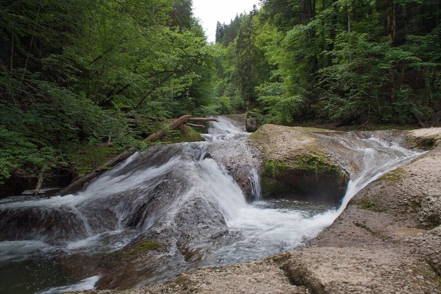 Ein Klick in das Foto öffnet die Galerie im Vollbildmodus.
Bild 34: Flusslandschaft an der Station 3. Hier rauscht das Wasser über mehrere Kaskaden flussabwärts. | Foto: © by Ing. Günter Kramarcsik