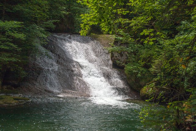 Ein Klick in das Foto öffnet die Galerie im Vollbildmodus.
Bild 45: Der große Wasserfall an der Station 4. Hier stürzt die Obere Argen über eine 18 Meter hohe schräge Felswand in einen gewaltigen mehrere Meter tiefen Gumpen.
 | Foto: © by Ing. Günter Kramarcsik