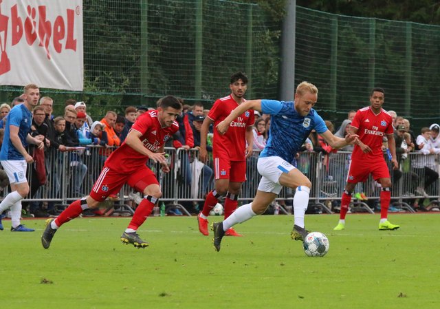 Huddersfield-Mittelfeldmann Alex Pritchard (am Ball)