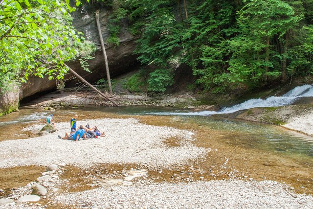 Ein Klick in das Foto öffnet die Galerie im Vollbildmodus.
Bild 59: Am Fuße der letzten Kaskaden vor dem Wasserfall am Eissteg (Station 7) bieten sich seichte Stellen mit trockenen Schotterbänken als Spiel- und Rastplätze an.
 | Foto: © by Ing. Günter Kramarcsik