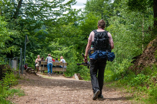 Ein Klick in das Foto öffnet die Galerie im Vollbildmodus.
Bild 65: Mein Begleiter David auf dem Retourweg auf Route 19 und ein Rastplatz mit Tisch. Ab hier ging es zum Gasthof Adler in Riedholz wo wir uns wieder stärken konnten.
 | Foto: © by Ing. Günter Kramarcsik