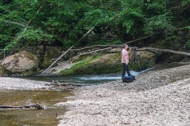 Ein Klick in das Foto öffnet die Galerie im Vollbildmodus.
Bild 42: Kollege David nimmt den Großen Wasserfall der Station 4 ins Visier.
 | Foto: © by Ing. Günter Kramarcsik