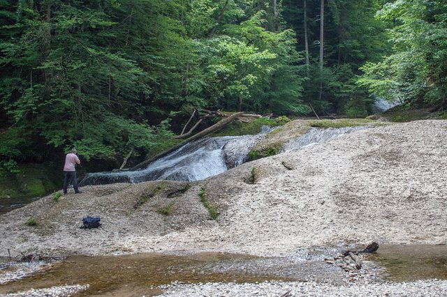 Ein Klick in das Foto öffnet die Galerie im Vollbildmodus.
Bild 41: Kollege David in Aktion an einem Wasserfall der Kaskaden in Station 3.
 | Foto: © by Ing. Günter Kramarcsik