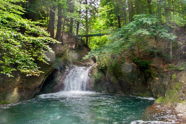 Ein Klick in das Foto öffnet die Galerie im Vollbildmodus.
Bild 61: Im Hintergrund des Wasserfalls ist die Eisstegbrücke in luftiger Höhe zu erkennen. Hier führen 2 Routen vom orographischen linken auf das rechte Ufer, bzw. zweigt die Route 18 über den Staufenberg zum Infopavillon ab.
 | Foto: © by Ing. Günter Kramarcsik