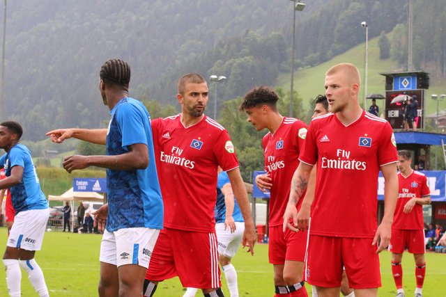 Heimvorteil für Lukas Hinterseer (Bildmitte), auch im Match gegen den englischen Premier-League-Absteiger Huddersfield Town