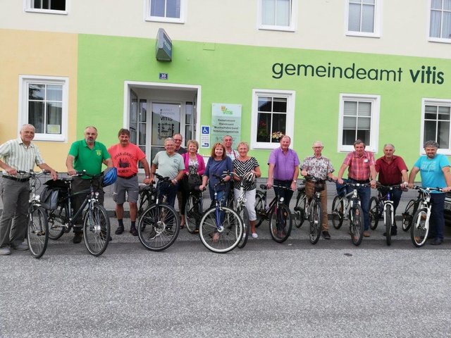 
Gerhard Flicker, Josef Traxler, Günther Bauer, Vizebürgermeister Hermann Lauter, Gerhard Stark, Aloisia Mlejnek, Bürgermeisterin Anette Töpfl, Walter Katzinger, Inge Kapeller, Gerhard Süss, Johann Weber, Alfred Weichselbraun, Franz Nigischer und  Marcus Koller | Foto: Marktgemeinde Vitis