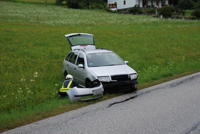 Bei dem Unfall wurde eine ältere Mitfahrerin verletzt. | Foto: Herbert Enzenhofer/FF Zwettl-Rodl