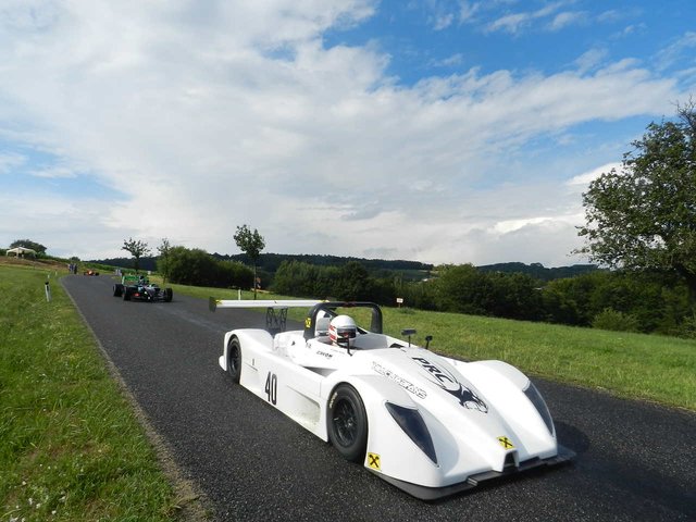 Frank Alexander rollt für einen Neuerlichen Start  mit seinen  PRC S4 zum Startplatz 