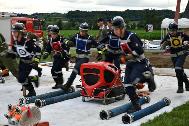 Voller Einsatz beim Nachtnassleistungsbewerb in Takern II. | Foto: Alle Fotos:  BFV Weiz / Patrick Friedl