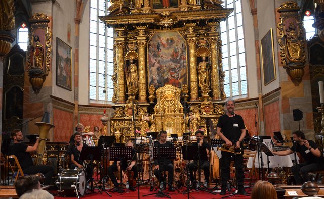 Die Musikwochen Millstatt wurden nun mit dem Eröffnungskonzert in der Stiftskirche offiziell eröffnet, hier die Musicbanda mit Leiter Andreas Schett | Foto: Thun