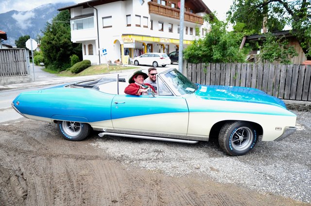 Die Nummer 1: Haid &amp; Haid im Chevy 57 on Tour! Heinz pilotiert, Michael assistiert – und beide erregten mit diesem Ami-Oldie aus dem Fuhrpark von Heinz Haid mächtiges Aufsehen! | Foto: Hassl