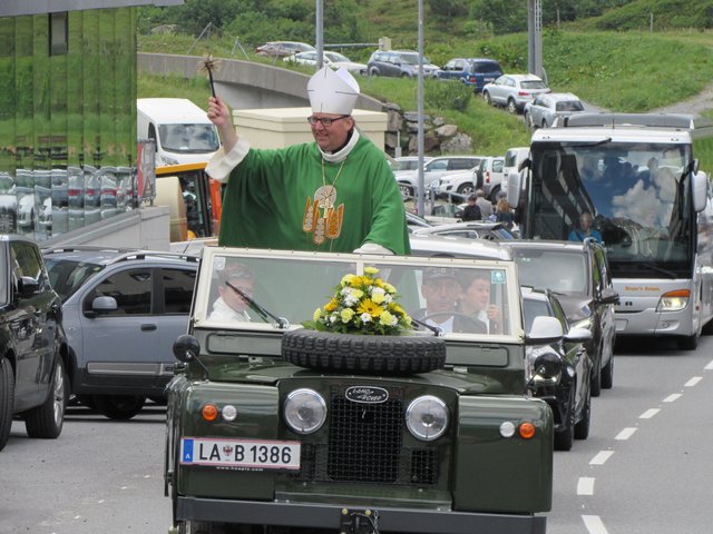 Bischof Herman Glettler segnete die Fahrzeuge.