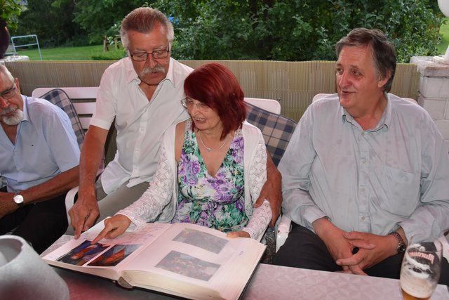 Das dicke Gästebuch ist bei jeder Tischrunde des Kameradschaftsbundes Minihof-Liebau dabei: Wolfgang Wildberger, Manfred Urregg, Eveline Schlager, Alfred Zagler (von links).
