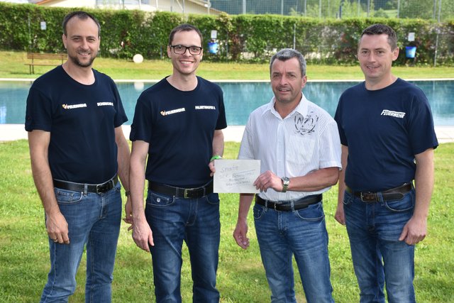Spendenübergabe der FF Pabneukirchen an Gerald Hölzl, Sprecher "Freunde des Freibads".