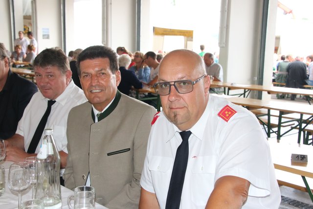Feuerwehrkommandant Karl Huber mit Bürgermeister Harald Leopold (v.r.).