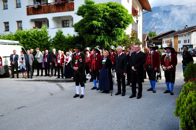 Die Ehrengäste beim landesüblichen Empfang. | Foto: Hassl