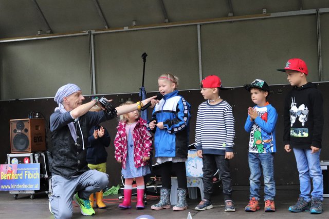 Beim Mitmachkonzert durften natürlich auch die Allerkleinsten auf die Bühne.