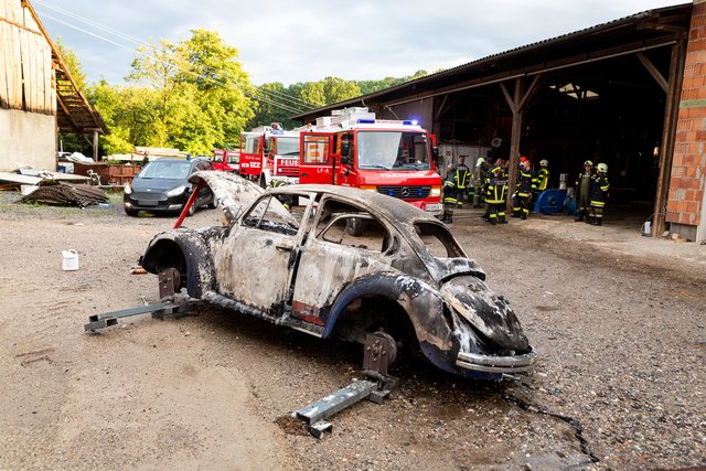 Die beiden Männer versuchten den Brand unter Kontrolle zu halten und alarmierten die Feuerwehr. | Foto: FOTOKERSCHI.AT / BAYER