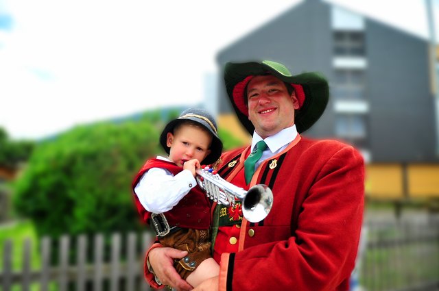 Michael Haid organisierte das Bezirksmusikfest und freut sich mit Sohn Max und natürlich mit Gattin Gabi über Tochter Lena! | Foto: Hassl