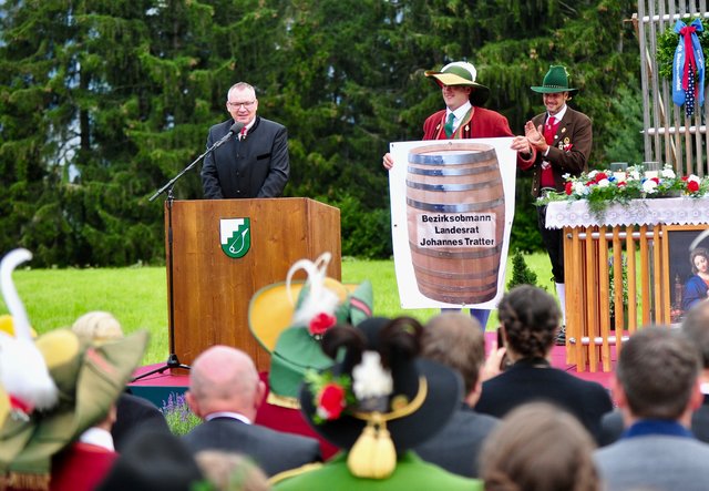 LR Johannes Tratter beanspruchte das letzte Wort – und diesmal auch das letzte Sponsor-Bierfass! | Foto: Hassl