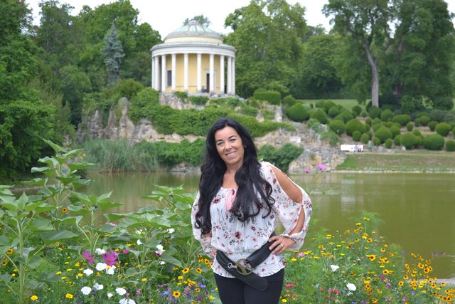 Im Schlosspark gibt es viele schöne Flecken, einer davon ist der Leopoldinentempel - hier herrschen Ruhe und Entspannung.