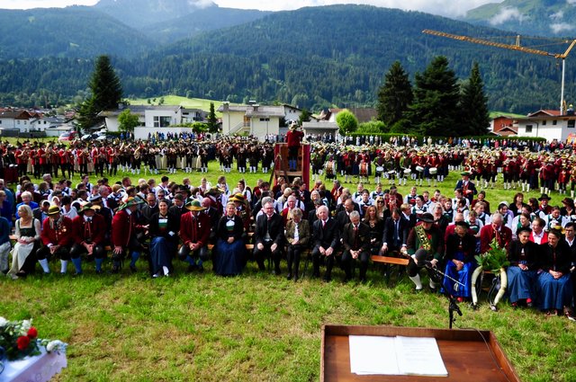 Beeindruckendes Gesamtbild der Feldmesse. | Foto: Hassl