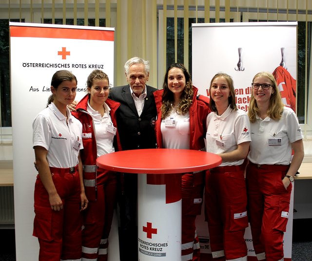 Bezirksstellenleiter Günther Ennemoser mit einigen Werberinnen.