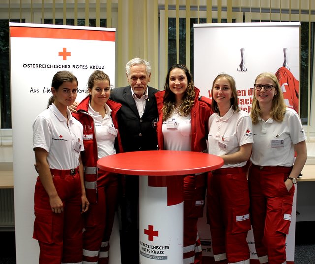 Bezirksstellenleiter Günther Ennemoser mit einigen Werberinnen. | Foto: Rotes Kreuz